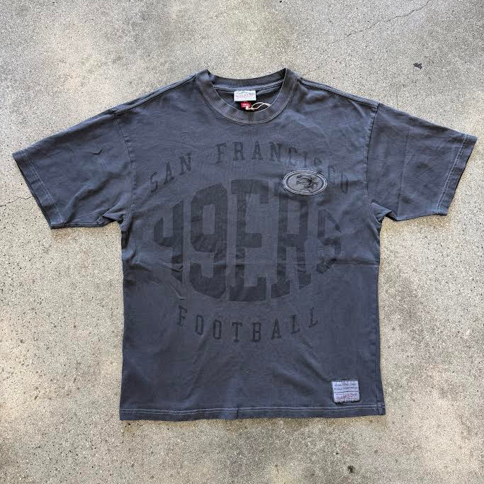 MITCHELL & NESS NFL DOWNTOWN COLLECTION PREMIUM SS TEE CURRENT LOGO 49ERS