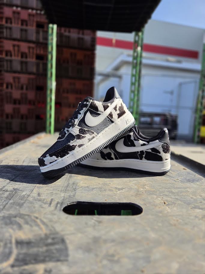 NIKE WMNS AIR FORCE 1 O7 'MOO'