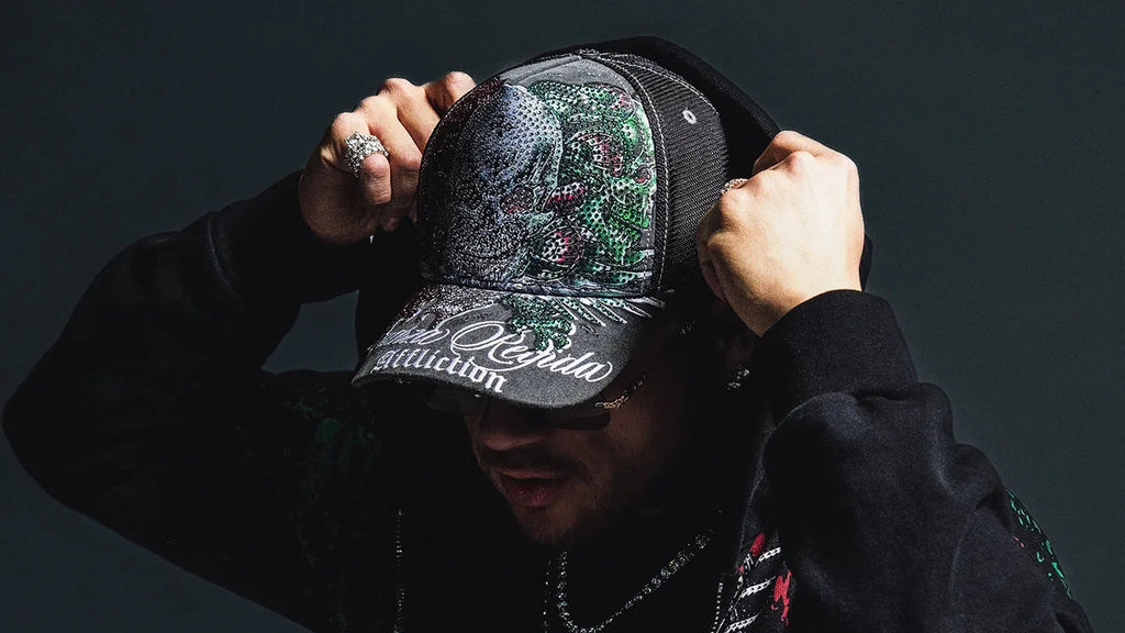 AFFLICTION FUERZA REGIDA OYE HAT ' COLOR SPRAY