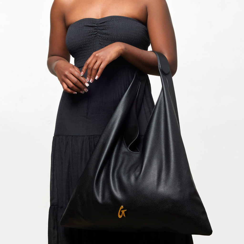 PEBBLE HOBO SHOULDER BAG - BLACK