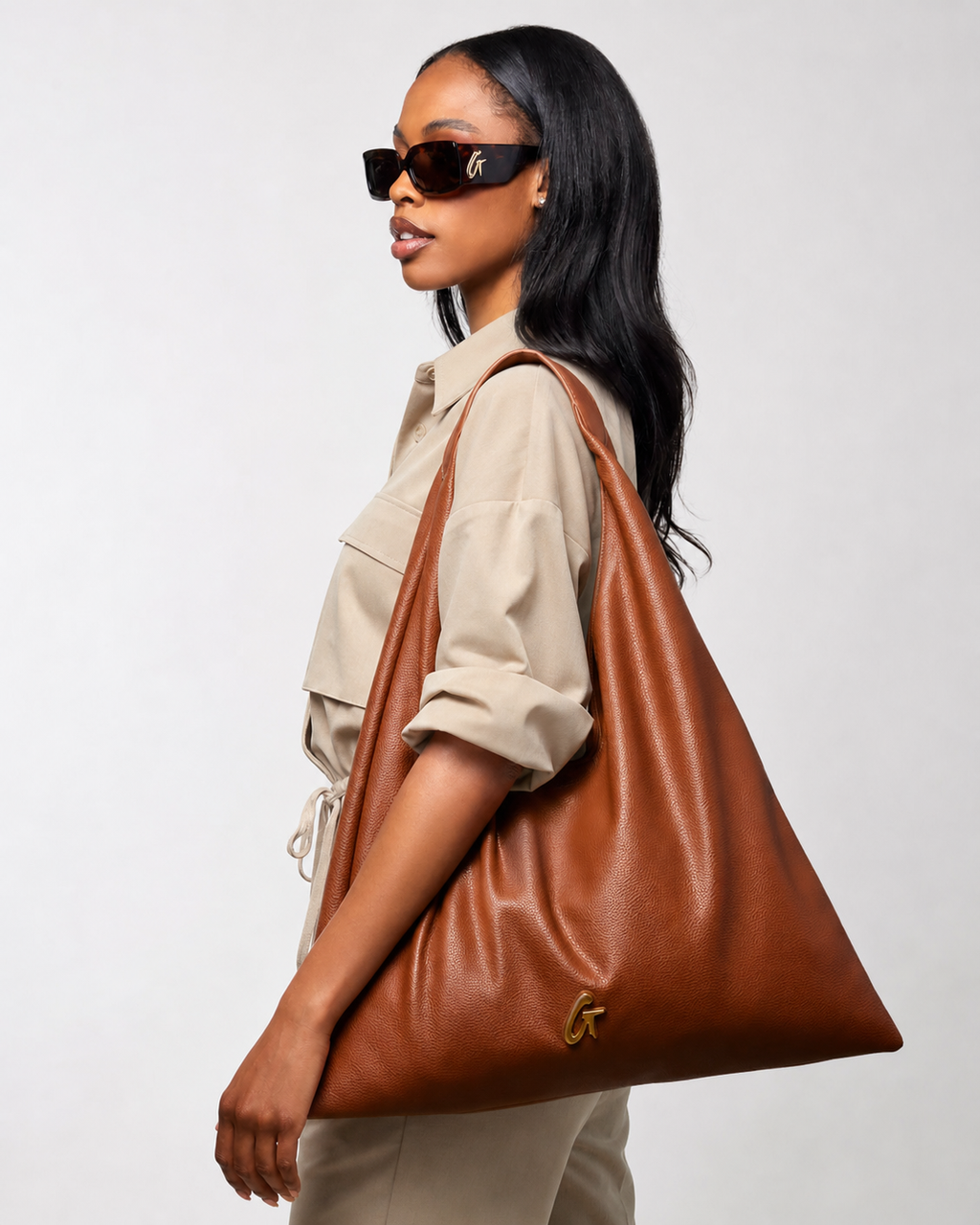 PEBBLE HOBO SHOULDER BAG - BROWN