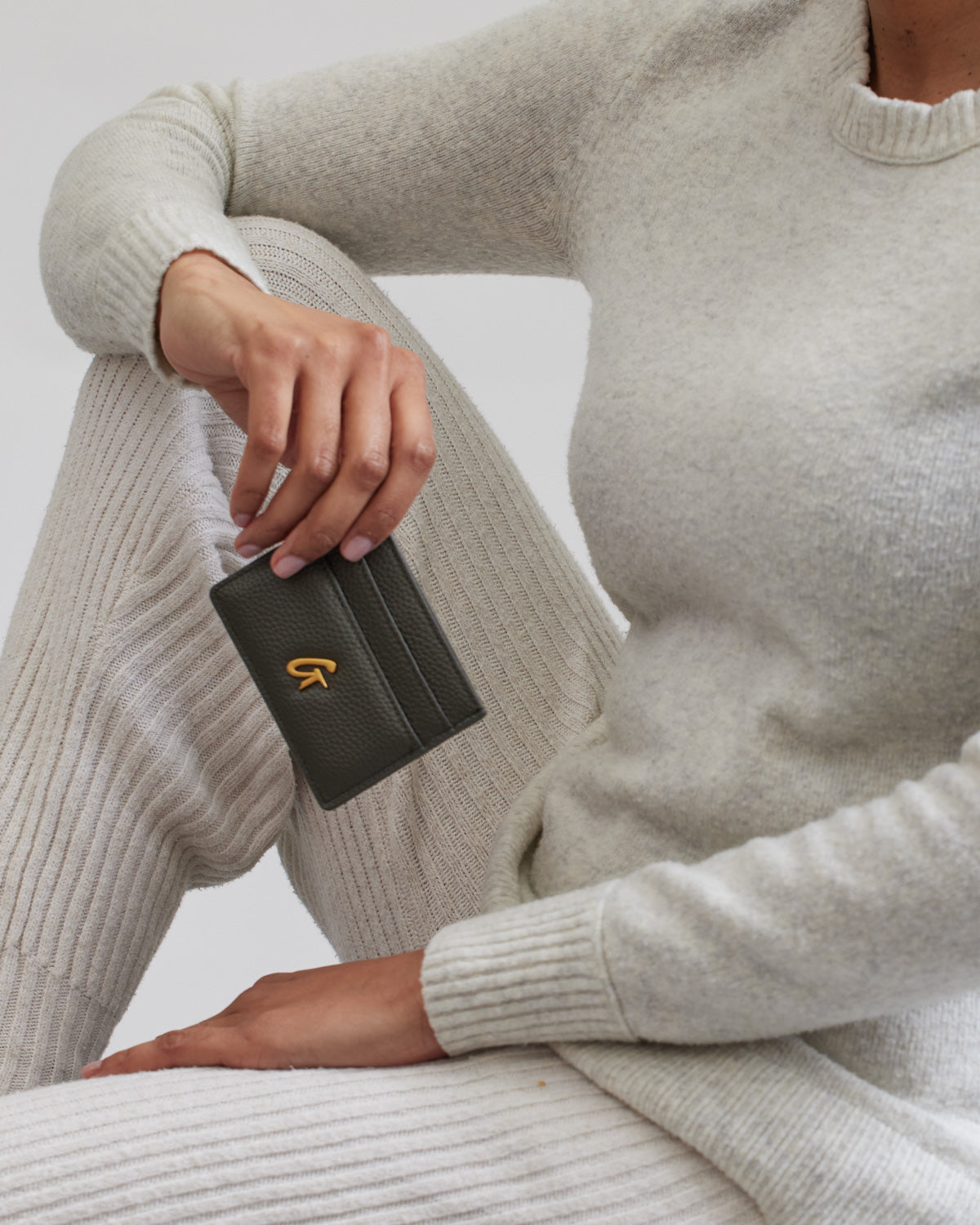 PEBBLE CARD HOLDER - OLIVE GREEN