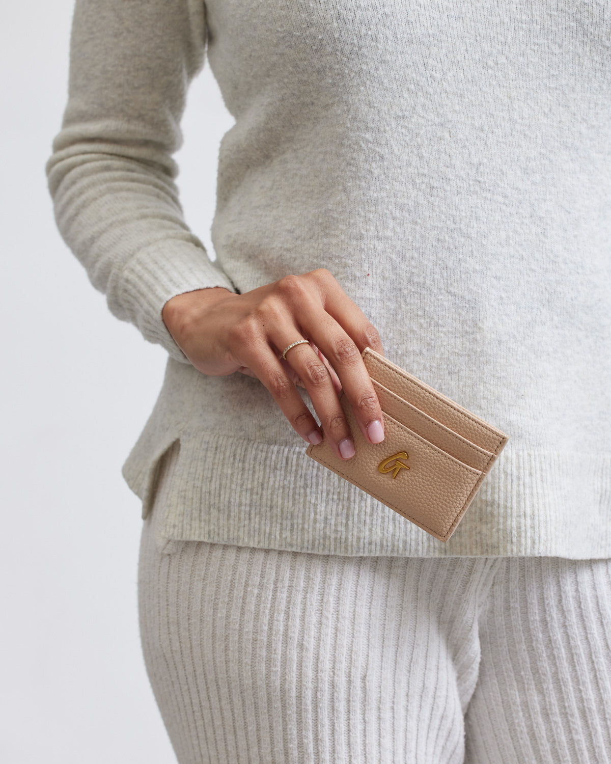 PEBBLE CARD HOLDER - NUDE