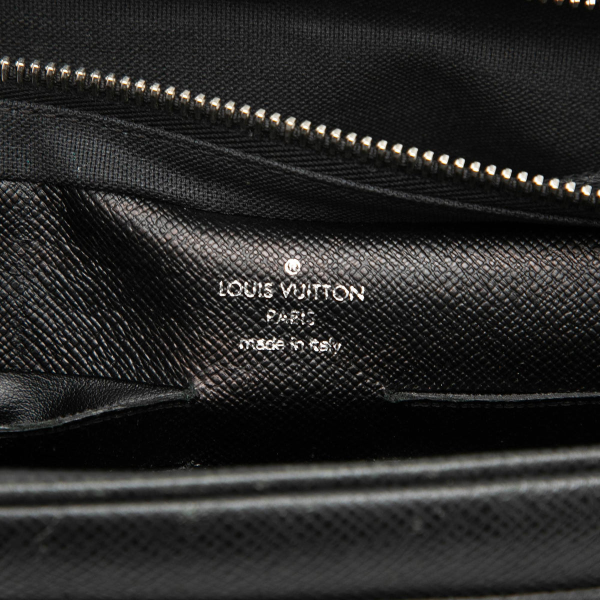Louis Vuitton Taiga Neo Pavel Clutch - Black