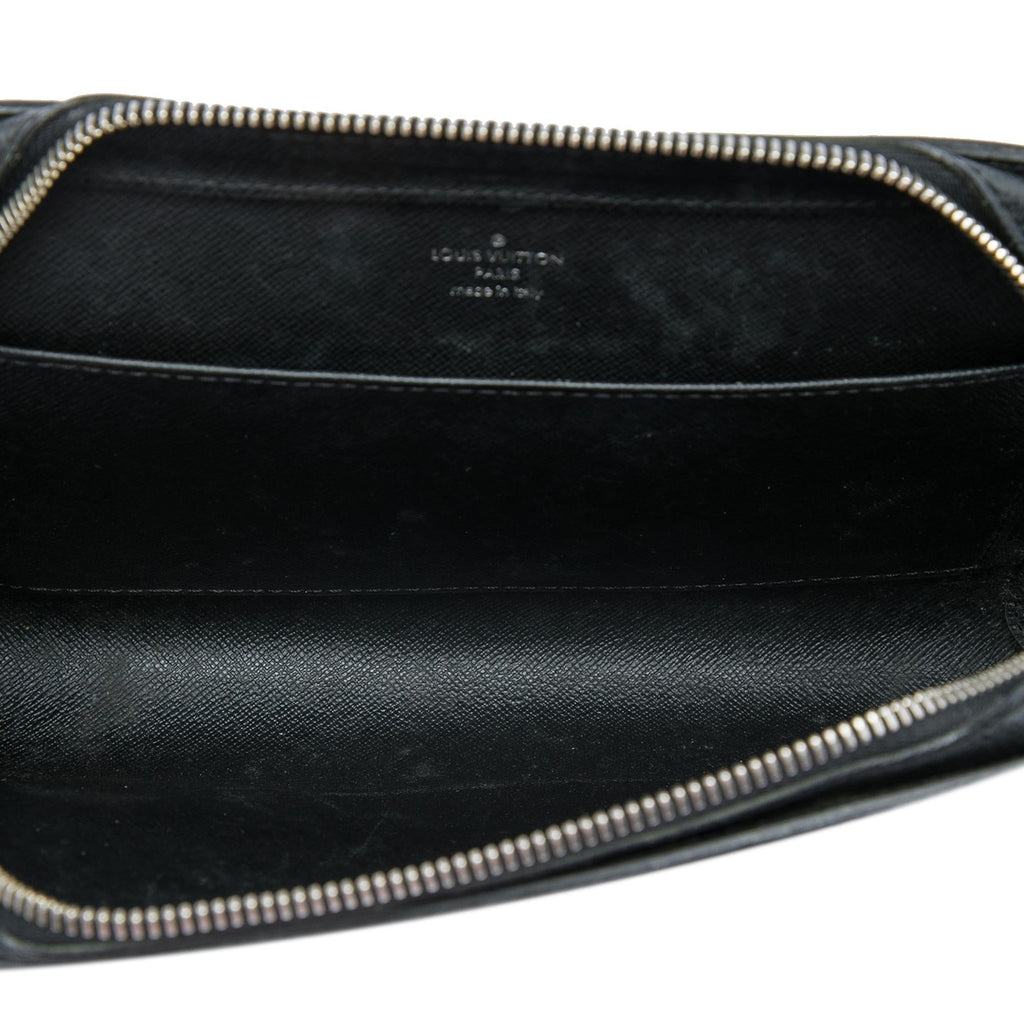 Louis Vuitton Taiga Pochette Baikal - Black