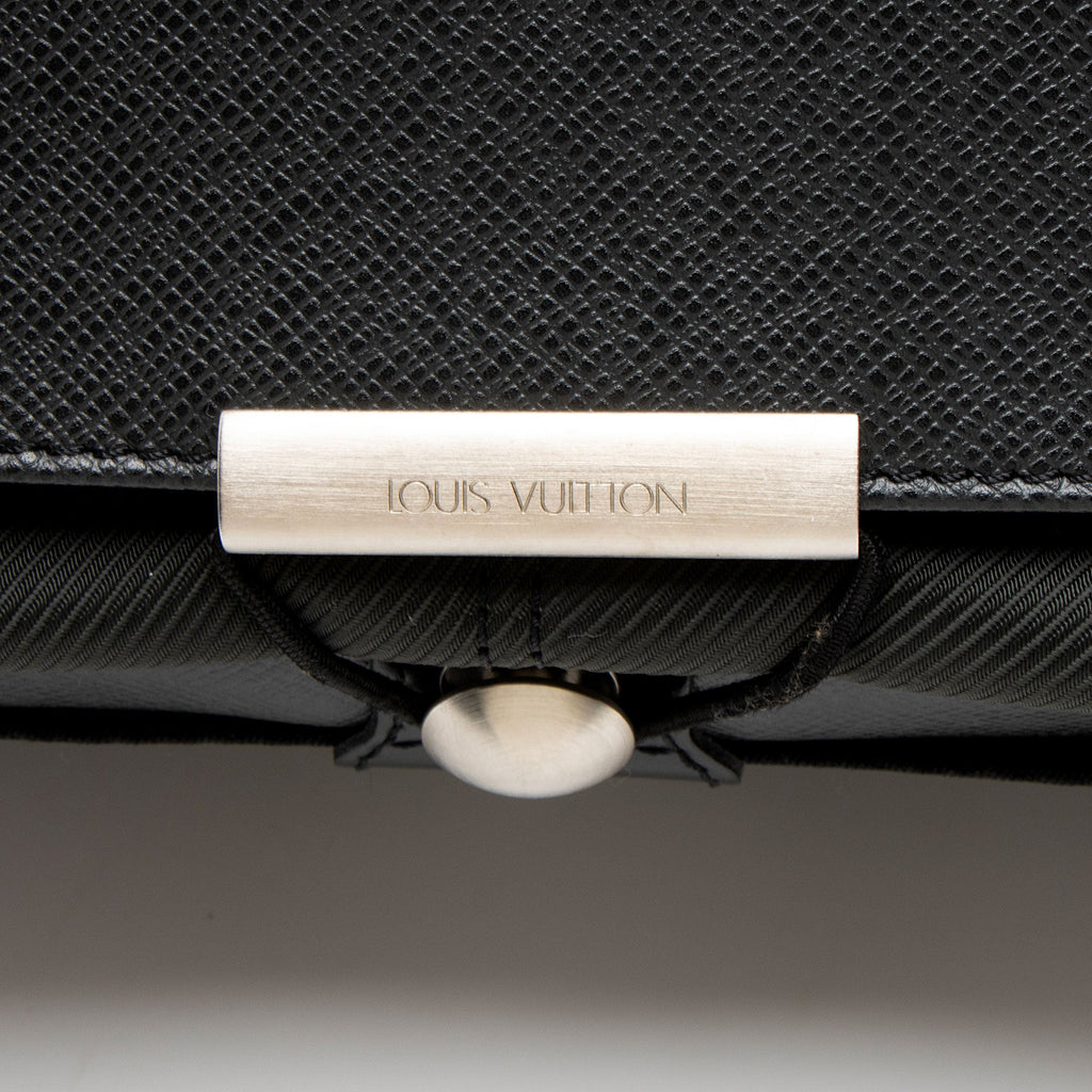 Louis Vuitton Vintage Taiga Leather Viktor Messenger - Black