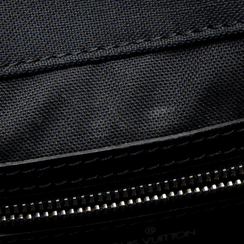 Louis Vuitton Vintage Taiga Leather Viktor Messenger - Black