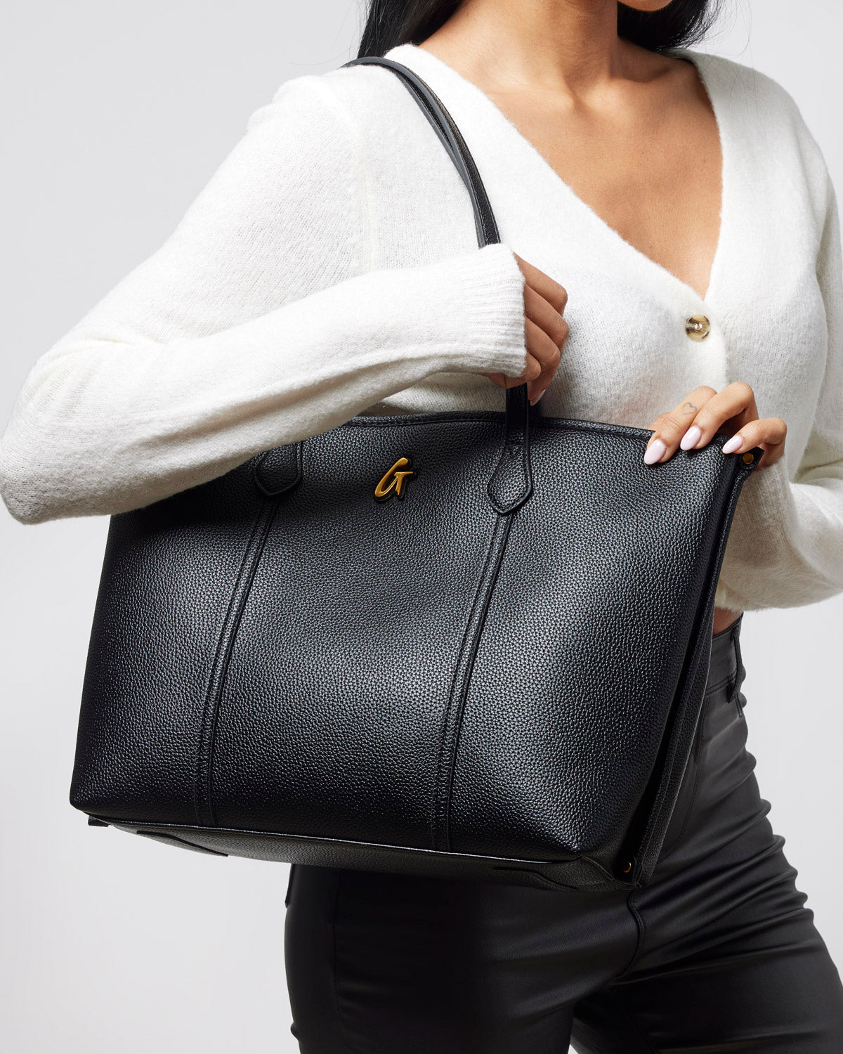 PEBBLE SLEEK TOTE - BLACK