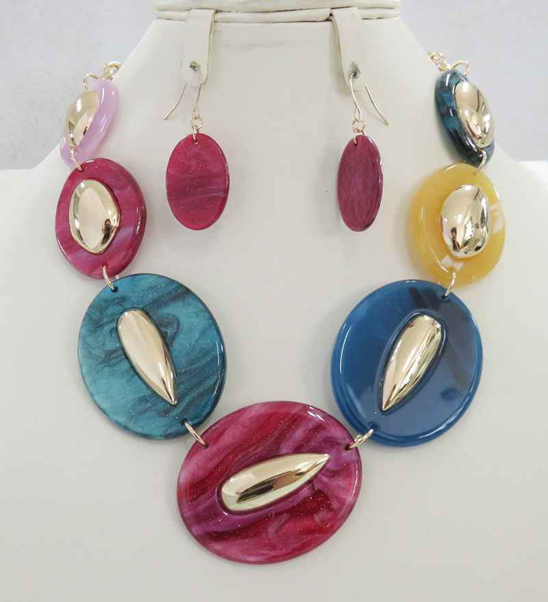 Boldly Beautiful Necklace Set in Multi