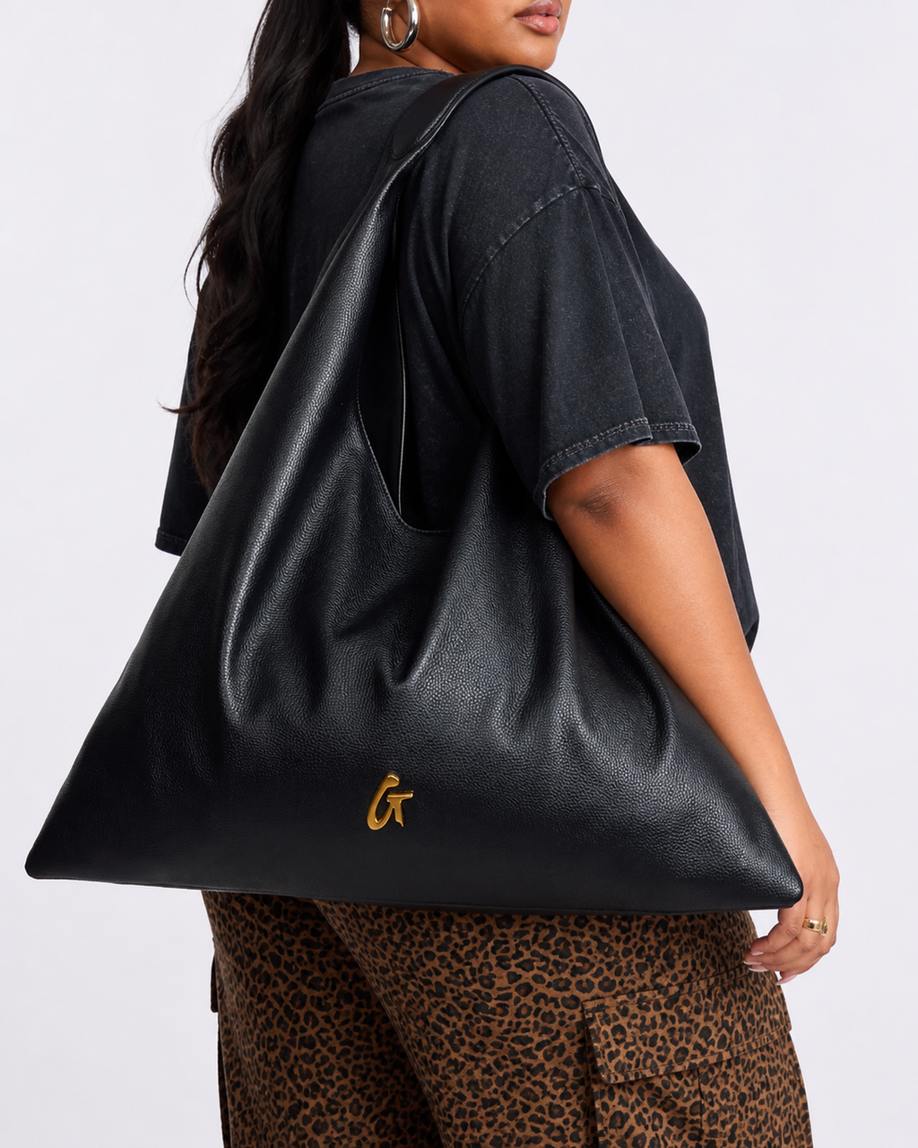 PEBBLE HOBO SHOULDER BAG - BLACK